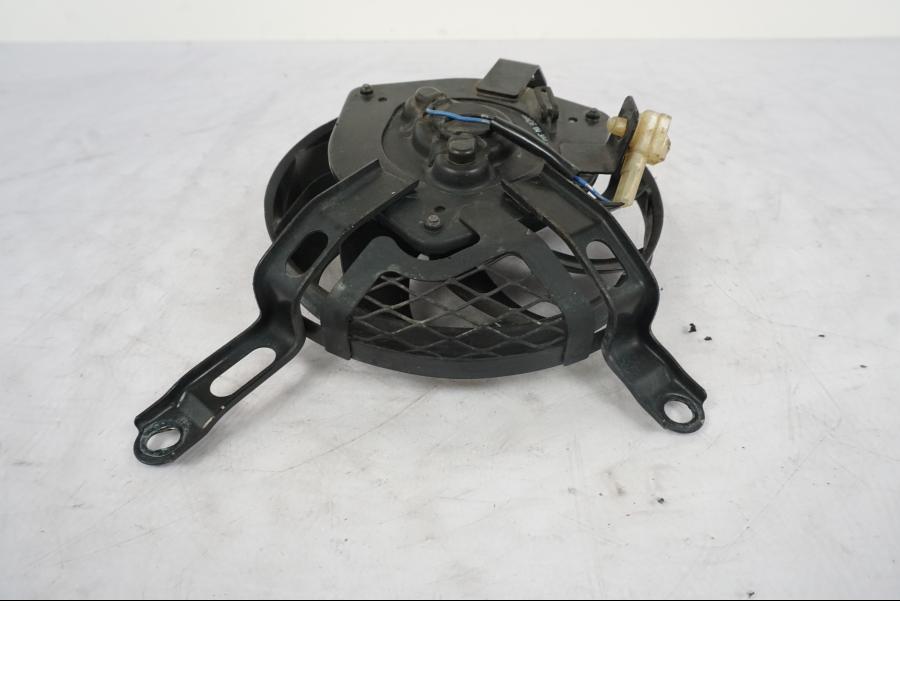 Vänster sida på Vattenkylfläkt från en Suzuki GSX-R 1000 -2005 motorcykel.