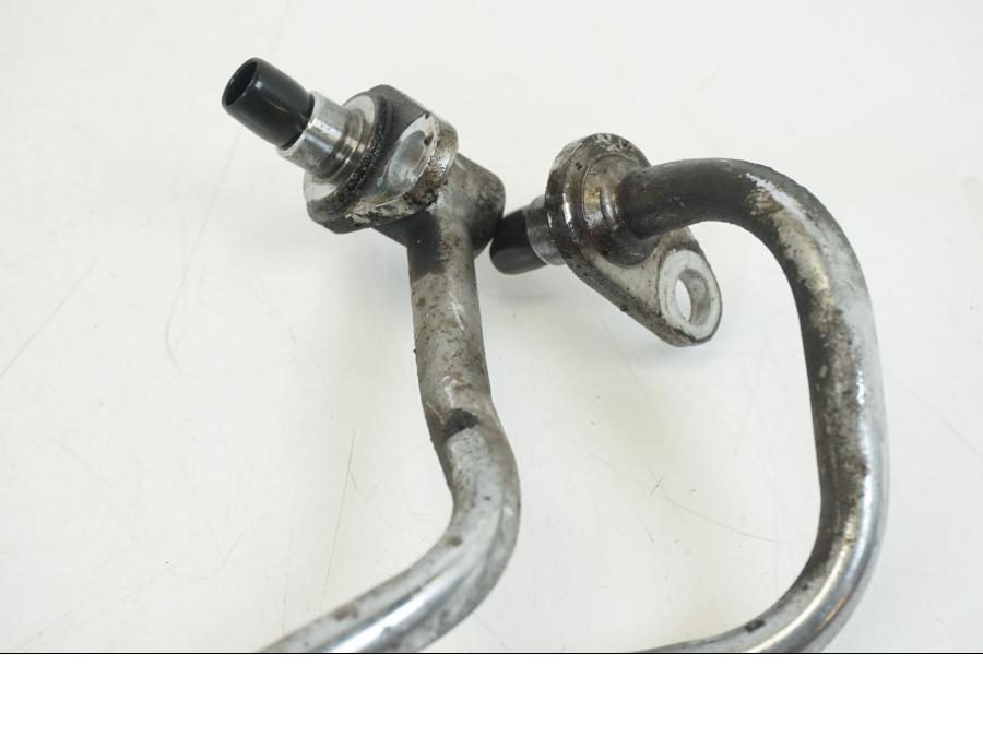 Snett nerifrån på Oljekylslang från en Honda CB 750 -2002 motorcykel.