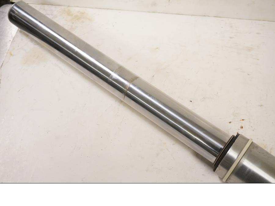 Höger sida på Gaffelben från en Yamaha XV 1600 -2002 motorcykel.