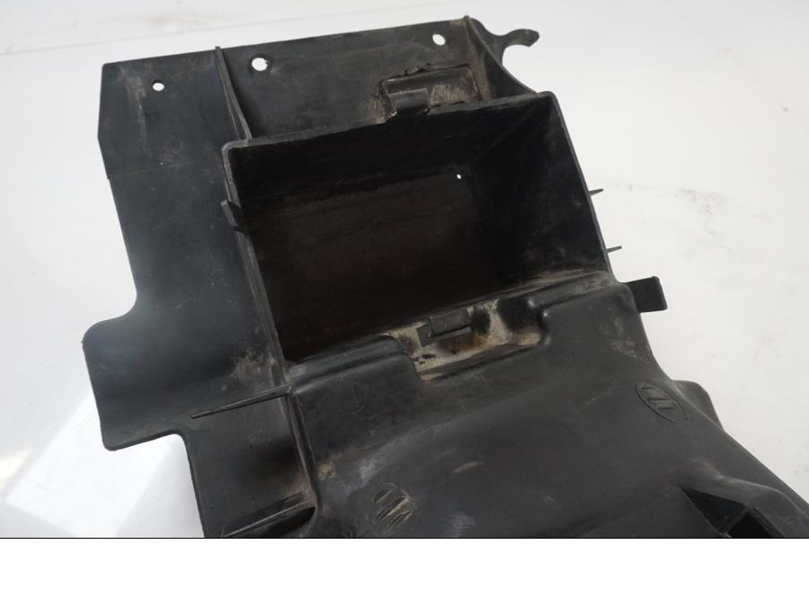 Vänster sida på Undertail från en Kawasaki ZZR 1100 -1994 motorcykel.