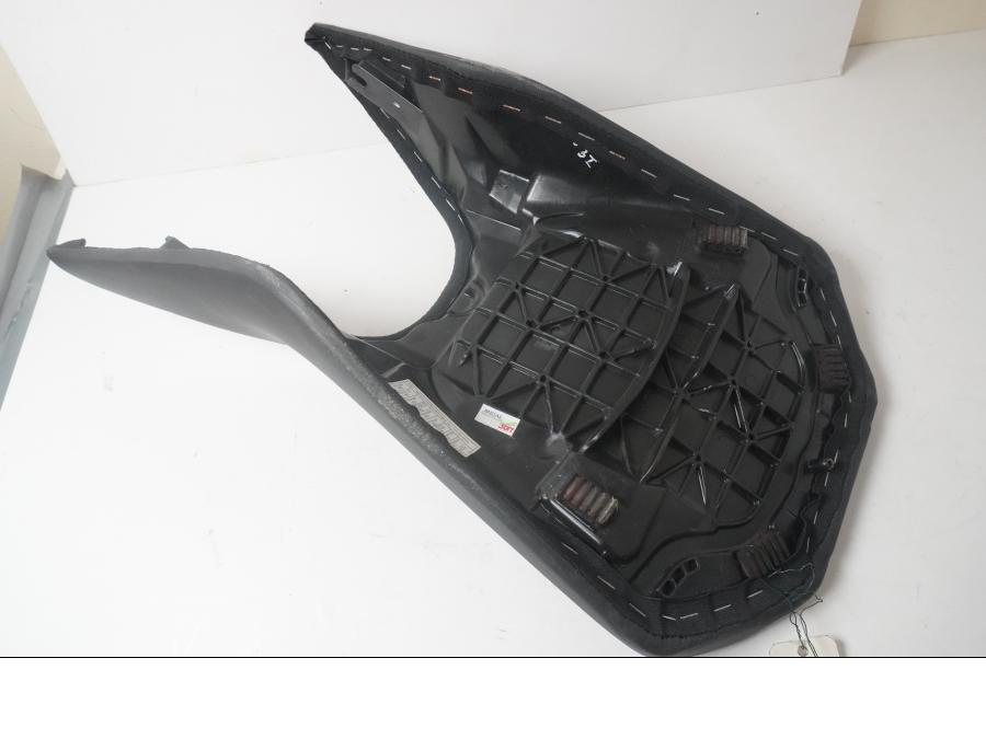 Höger sida på Sadel från en KTM 125 Duke -2017 motorcykel.