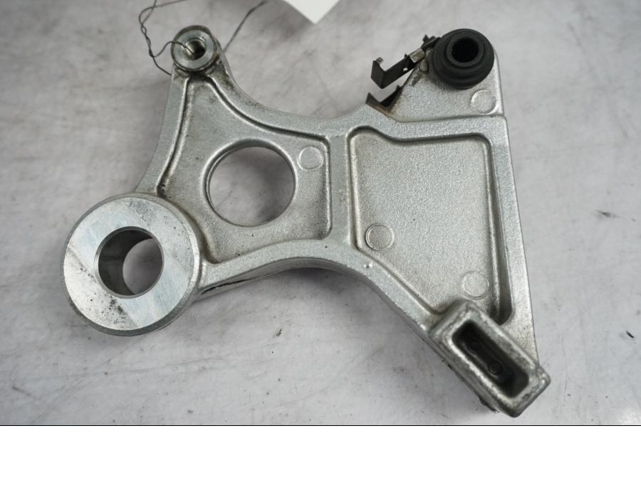 Vänster sida på Bromsoksfäste från en Honda CBR 600 -1998 motorcykel.