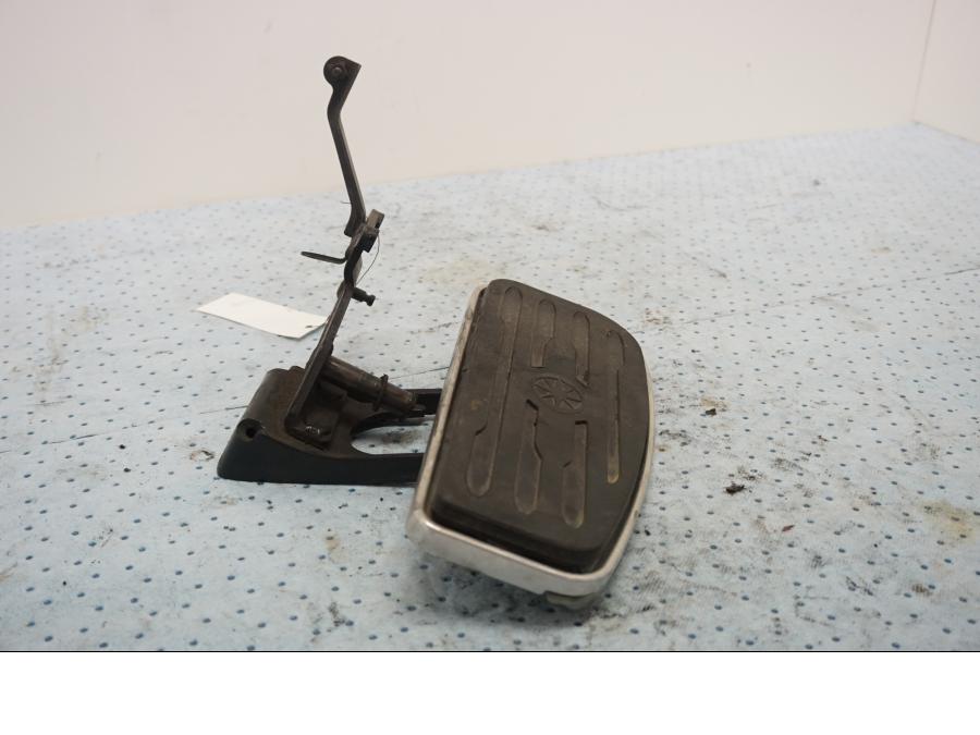 Vänster sida på Fotplatta från en Yamaha XV 1600 -1999 motorcykel.