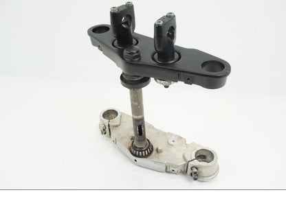 Höger sida på Gaffelkrona från en Suzuki VL 1500 -1999 motorcykel.