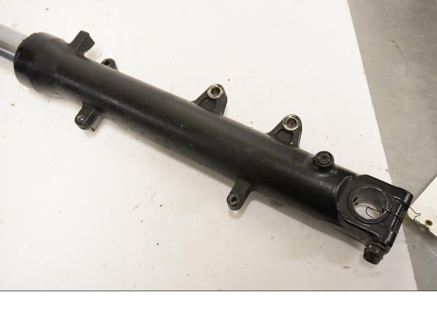 Baksidan på Gaffelben från en Honda CBR 1000 F -1993 motorcykel.