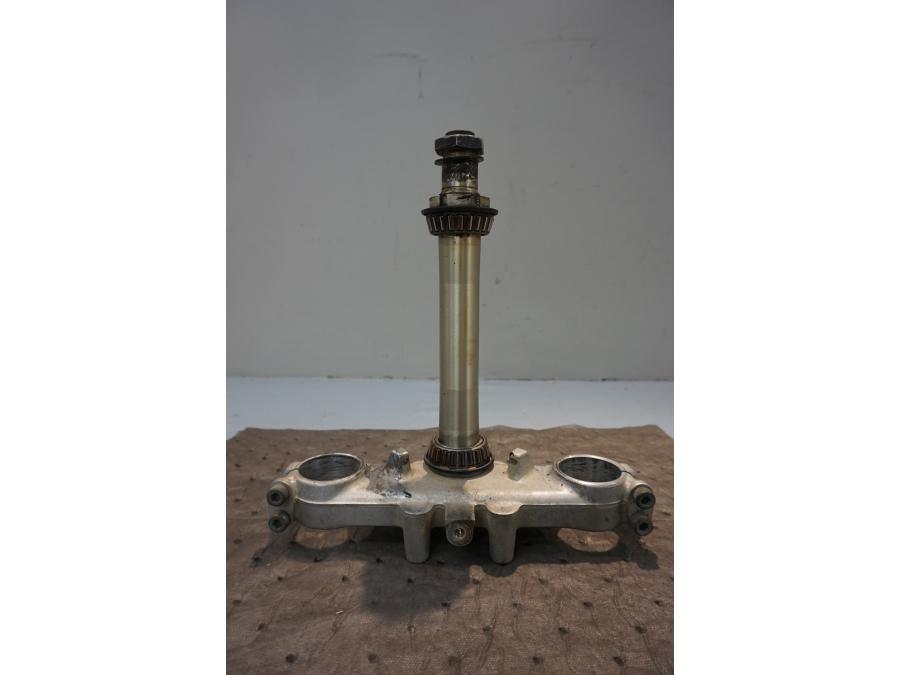 Framsidan på Gaffelkrona från en Suzuki DR 650 -1997 motorcykel.