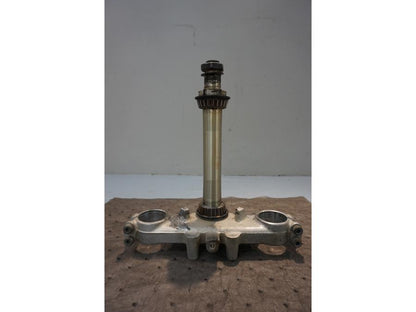 Framsidan på Gaffelkrona från en Suzuki DR 650 -1997 motorcykel.