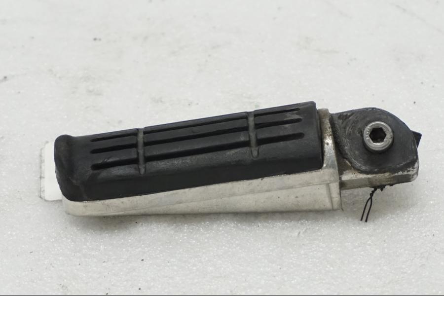 Framsidan på Fotpinne från en Yamaha TDM 900 -2002 motorcykel.