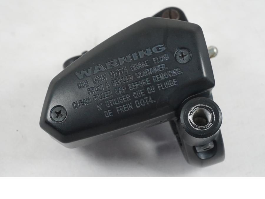 Snett nerifrån på Bromshuvudcylinder från en Kawasaki ER-6N ABS -2010 motorcykel.