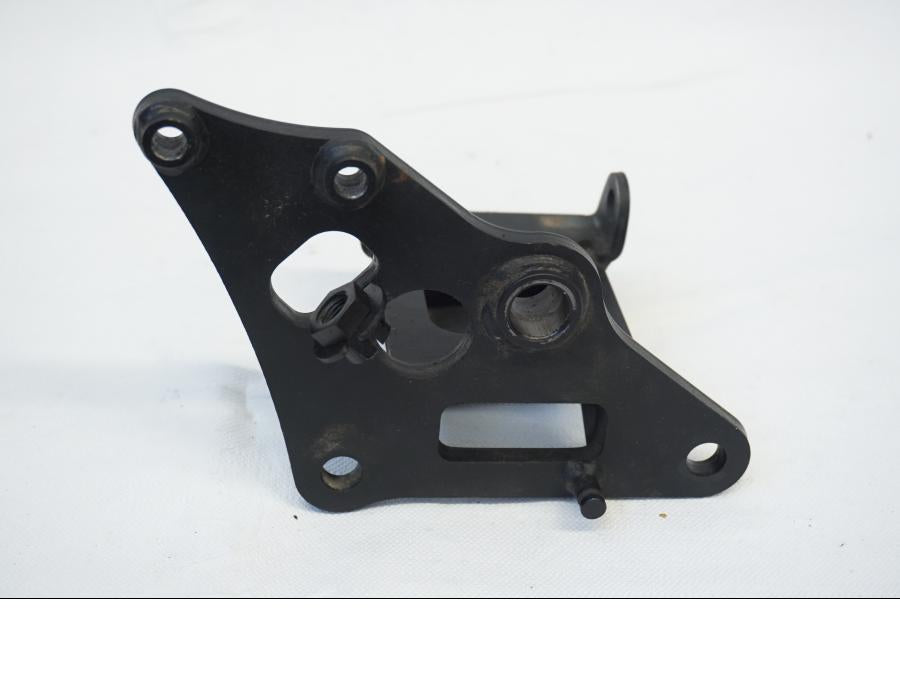 Baksidan på Fotplattefäste från en Kawasaki VN 900 -2006 motorcykel.