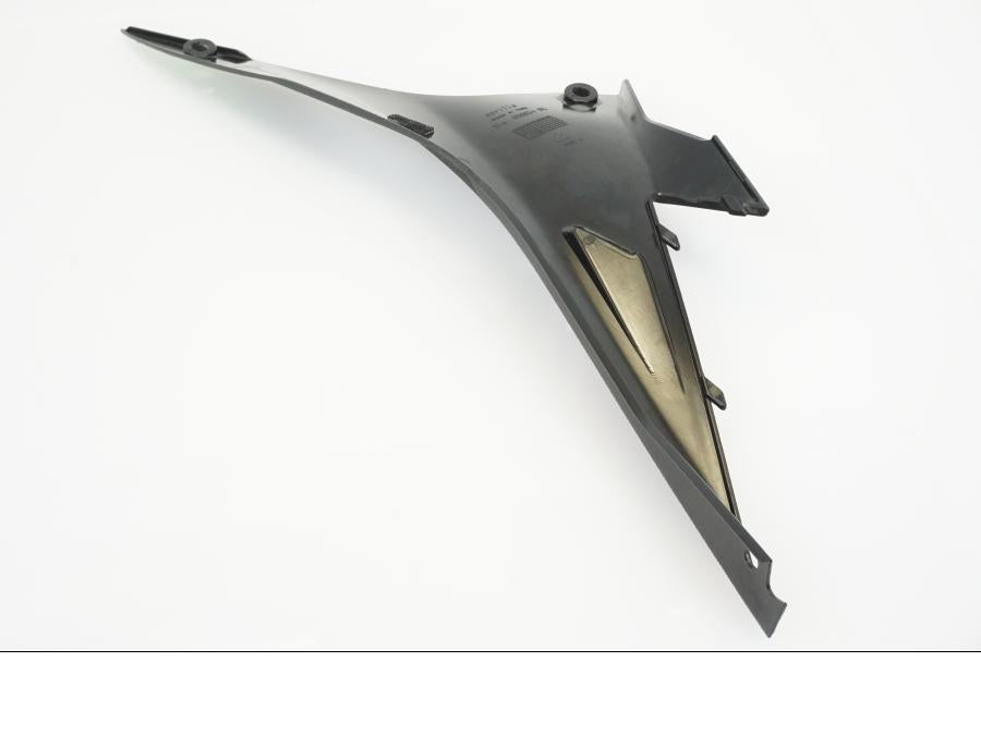 Snett nerifrån på Sidopanel från en Aprilia Tuono V4R -2016 motorcykel.