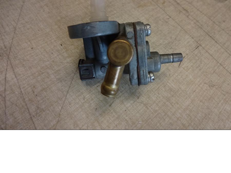 Vänster sida på Bensinkran från en Suzuki GSX 1100 F -1991 motorcykel.