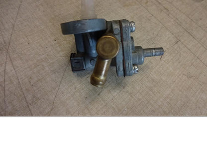 Vänster sida på Bensinkran från en Suzuki GSX 1100 F -1991 motorcykel.