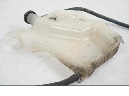 Höger sida på Vattenexpansionskärl från en Suzuki SV 650 S -2005 motorcykel.