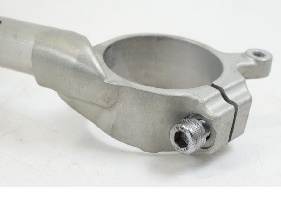 Vänster sida på Styre från en Yamaha YZF 1000 R1 -2009 motorcykel.