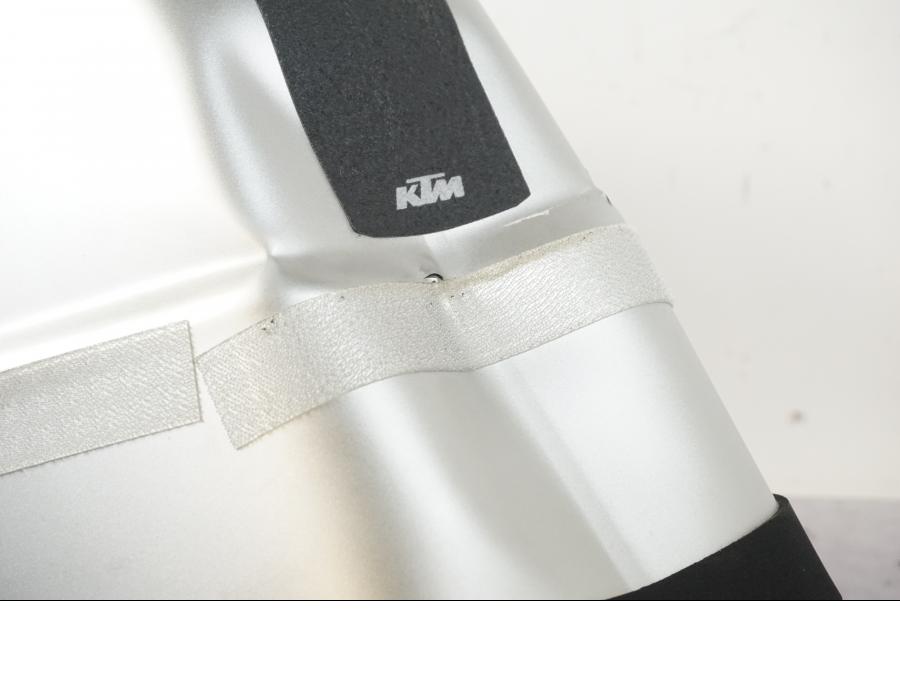 Vänster sida på Bensintank från en KTM 1290 Super Duke R -2022 motorcykel.