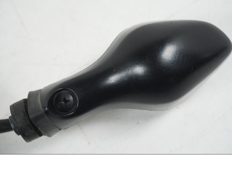 Snett uppifrån på Blinkers från en Honda CB 650 F Hornet -2017 motorcykel.