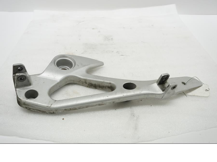 Framsidan på Fotpinnefäste från en Honda XL 1000 V -2008 motorcykel.