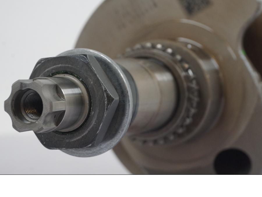 Snett nerifrån på Vevaxel från en BMW R 1250 GS -2023 motorcykel.