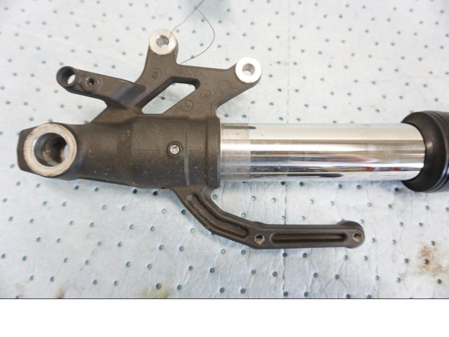 Vänster sida på Gaffelben från en Kawasaki Z 900 -2019 motorcykel.