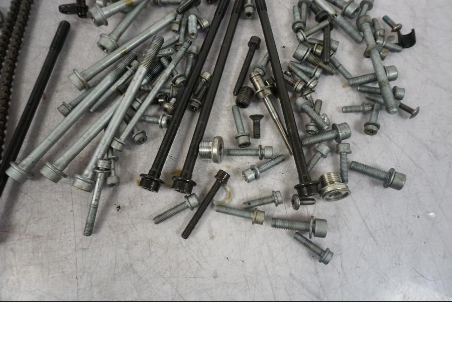 Höger sida på Skruv / Mutter etc från en BMW K 1200 S -2005 motorcykel.