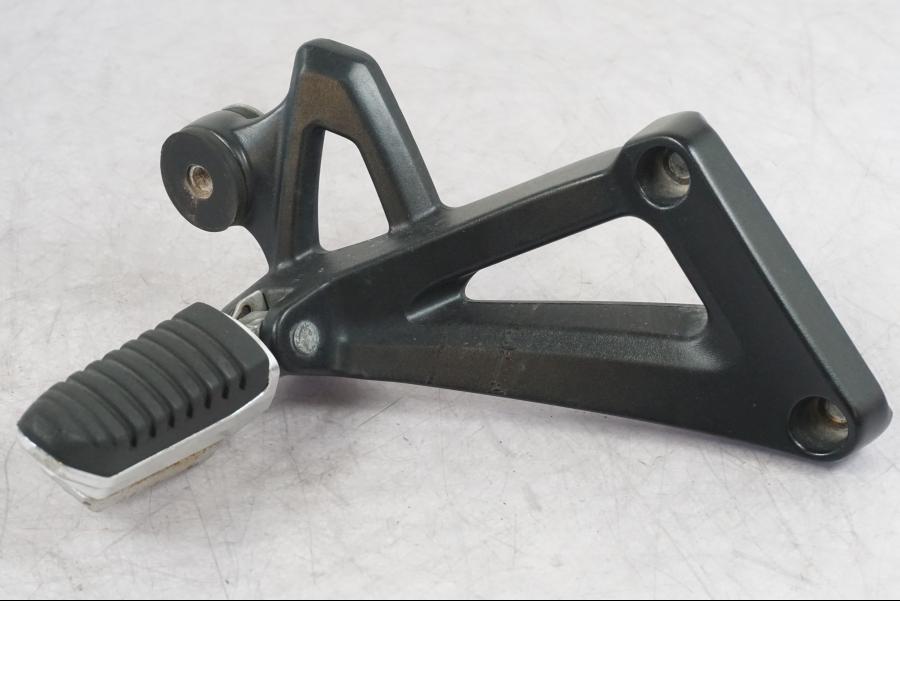 Framsidan på Fotpinne från en Suzuki GSF 1250 -2010 motorcykel.