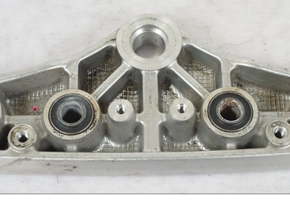 Snett nerifrån på Gaffelkrona från en Suzuki VL 800 -2002 motorcykel.