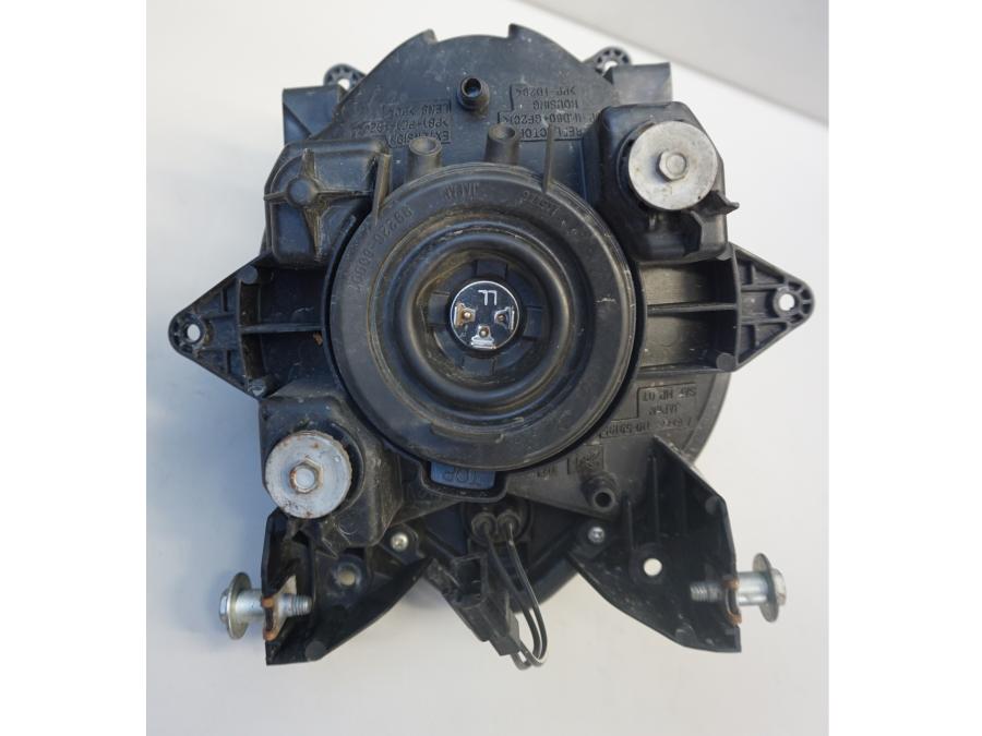 Vänster sida på Strålkastare från en Suzuki SFV 650 A Gladius -2012 motorcykel.