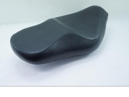 Vänster sida på Sadel från en Kawasaki Vulcan 800 Drifter -1999 motorcykel.