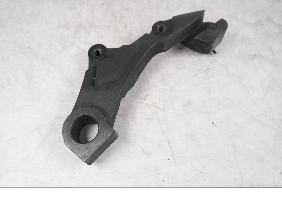 Framsidan på Bromsoksfäste från en H-D Touring Street Glide FLHX -2009 motorcykel.