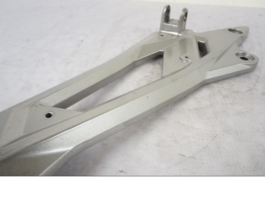 Vänster sida på Fotpinnefäste från en Kawasaki Z 800 -2014 motorcykel.