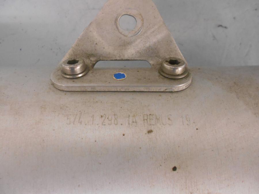 Snett uppifrån på Ljuddämpare från en Ducati Monster 696 -2009 motorcykel.