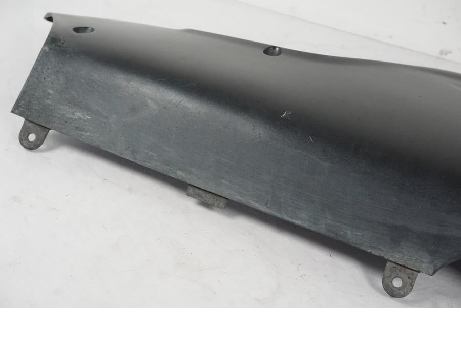 Snett nerifrån på Magkåpa från en Kawasaki ZX-6R -2005 motorcykel.