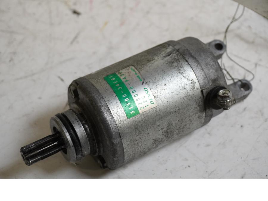 Framsidan på Startmotor från en Suzuki GSX-R 600 -2000 motorcykel.