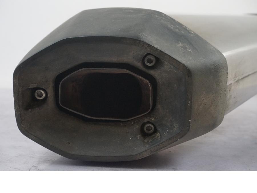 Snett nerifrån på Ljuddämpare från en Triumph Tiger Explorer -2013 motorcykel.