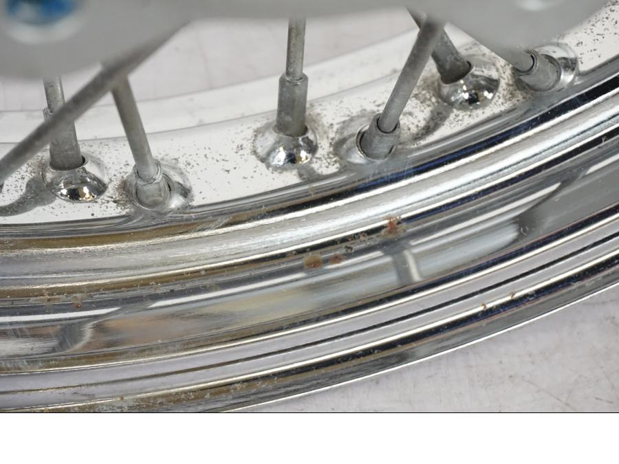 Vänster sida på Fälg från en Suzuki VL 800 -2002 motorcykel.