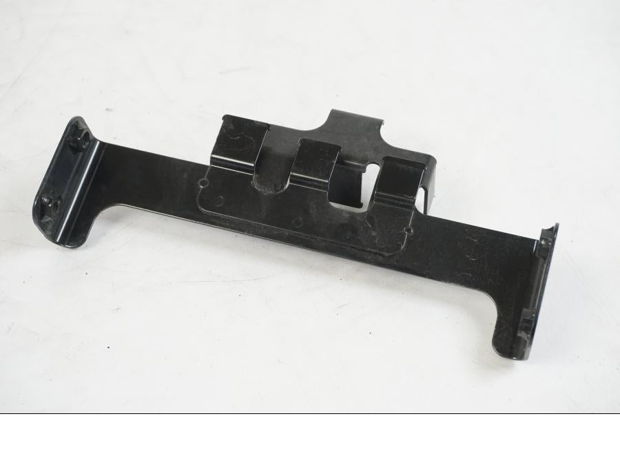 Baksidan på Relähållare från en Suzuki VZR 1800 -2009 motorcykel.