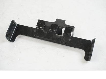 Baksidan på Relähållare från en Suzuki VZR 1800 -2009 motorcykel.