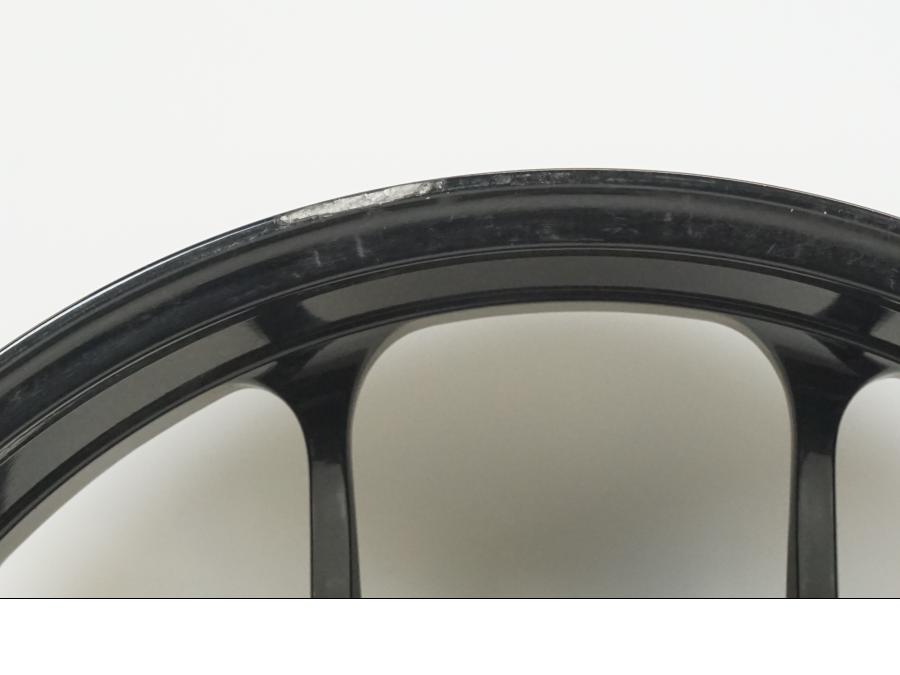 Höger sida på Fälg från en KTM 1290 Super Duke -2018 motorcykel.