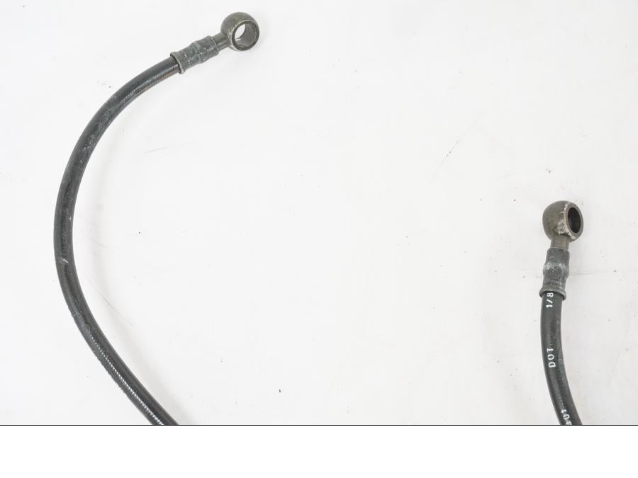 Vänster sida på Bromsledning från en KTM 690 Duke -2015 motorcykel.