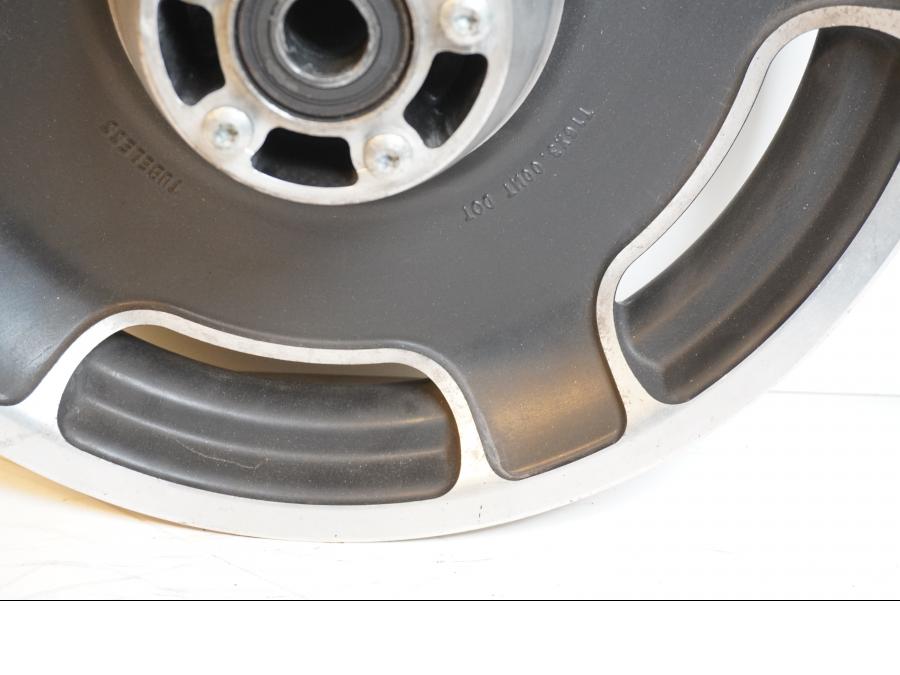 Vänster sida på Fälg från en H-D Street Glide FLHX -2007 motorcykel.