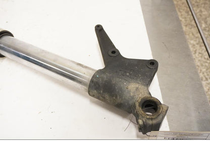 Baksidan på Gaffelben från en Triumph Tiger 800 -2011 motorcykel.