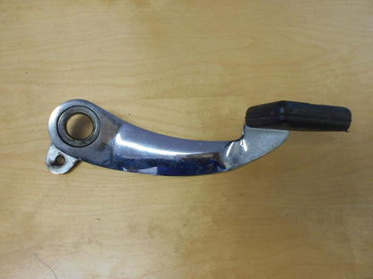 Framsidan på Bromspedal från en H-D Dyna Fat Bob FXDF -2011 motorcykel.