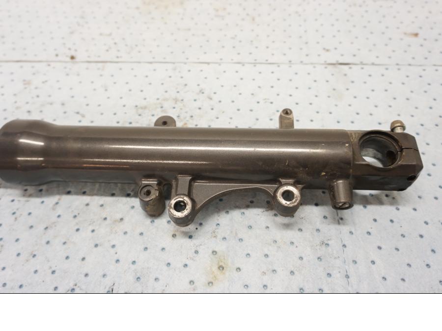 Höger sida på Gaffelben från en Kawasaki ZX-6R -2000 motorcykel.