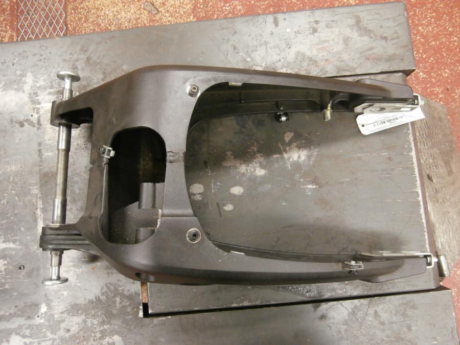 Höger sida på Sving från en Ducati Monster 696 -2013 motorcykel.