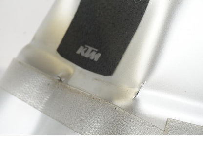 Snett nerifrån på Bensintank från en KTM 1290 Super Duke R -2022 motorcykel.