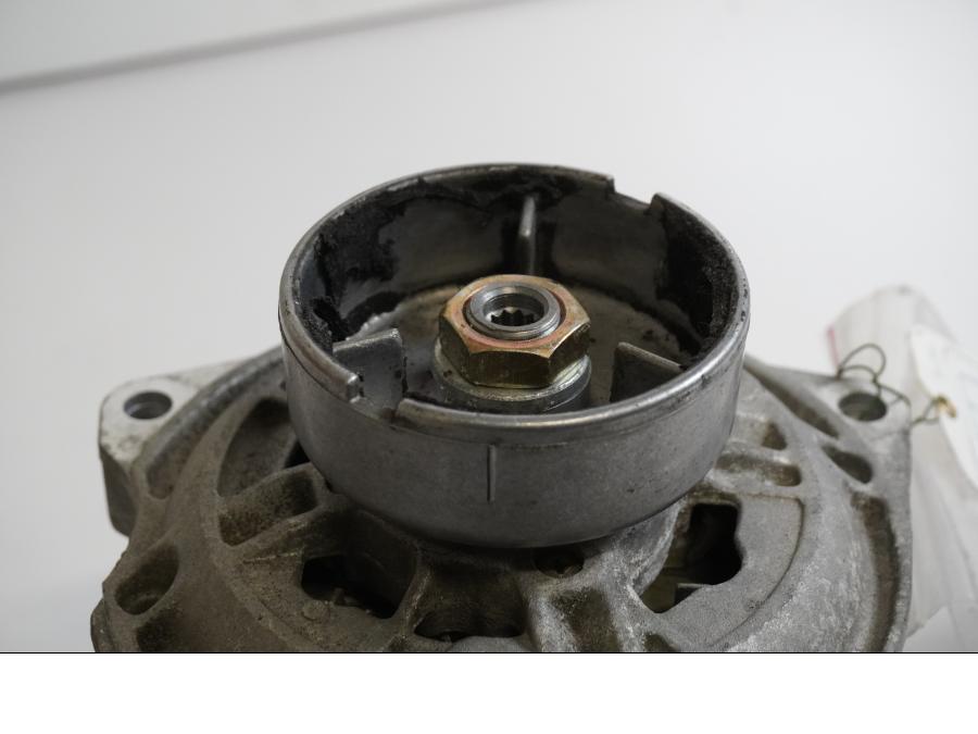 Baksidan på Generator från en BMW K 1200 RS -2002 motorcykel.