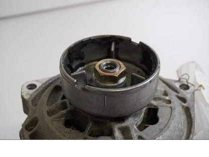 Baksidan på Generator från en BMW K 1200 RS -2002 motorcykel.