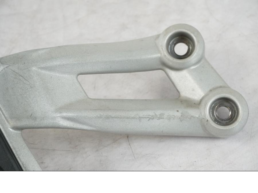 Snett nerifrån på Fotpinnefäste från en Triumph Tiger Explorer -2013 motorcykel.