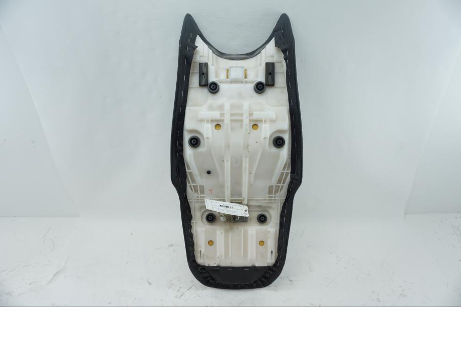 Snett uppifrån på Sadel från en Yamaha FZ-6 -2007 motorcykel.